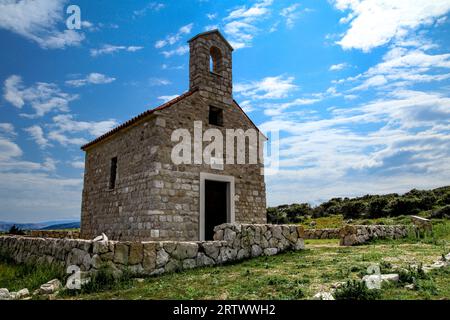 Wiederaufgebaute mittelalterliche Votivkirche des Heiligen Nikolaus auf der Insel Rab in Kroatien Stockfoto