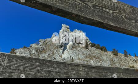 Das Towarne-Gebirge bei Olsztyn im Krakau-Częstochowa-Gebirge Stockfoto