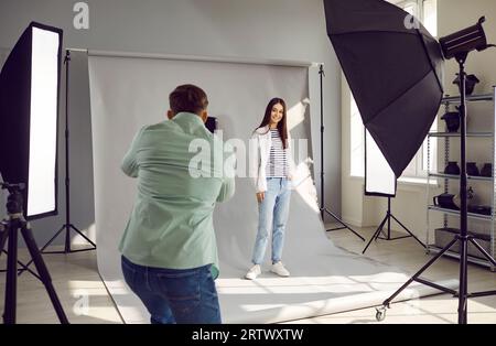 Im Studio mit Softboxen und professioneller Fotoausrüstung Stockfoto