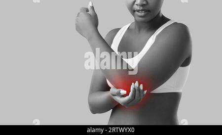 Frauen kämpfen mit Schmerzen im Ellenbogen Stockfoto