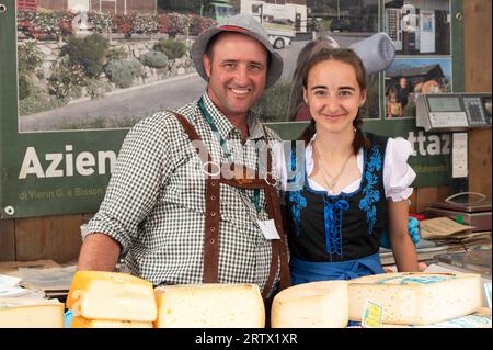 Bra (Cuneo), Italien. September 2023. Einweihung der XIV. Ausgabe der internationalen Käsemesse, organisiert von der Slow Food-Bewegung und der Stadtverwaltung von Bra. In diesem Bild sehen Sie zwei Manager eines Shops, die regionale italienische Käsespezialitäten verkaufen. Quelle: Luca Prestia / Alamy Live News Stockfoto