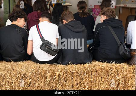 Bra (Cuneo), Italien. September 2023. Einweihung der XIV. Ausgabe der internationalen Käsemesse, organisiert von der Slow Food-Bewegung und der Stadtverwaltung von Bra. Auf diesem Bild sehen Sie einige Schüler der Oberstufe, die an einer Schulung zur ökologischen Käseproduktion teilnehmen. Quelle: Luca Prestia / Alamy Live News Stockfoto