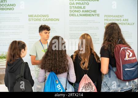 Bra (Cuneo), Italien. September 2023. Einweihung der XIV. Ausgabe der internationalen Käsemesse, organisiert von der Slow Food-Bewegung und der Stadtverwaltung von Bra. Auf diesem Bild sehen Sie einige Schüler der Oberstufe, die an einer Schulung zur ökologischen Käseproduktion teilnehmen. Quelle: Luca Prestia / Alamy Live News Stockfoto