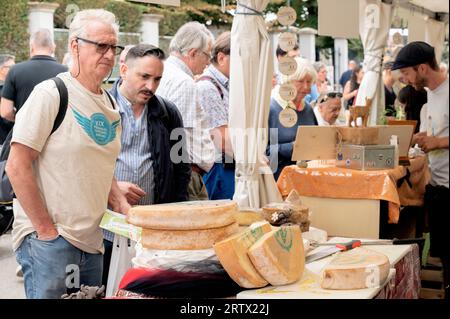 Bra (Cuneo), Italien. September 2023. Einweihung der XIV. Ausgabe der internationalen Käsemesse, organisiert von der Slow Food-Bewegung und der Stadtverwaltung von Bra. Auf diesem Bild sehen Sie einige Besucher der Messe, die die ausgestellten Käsesorten probieren möchten. Quelle: Luca Prestia / Alamy Live News Stockfoto