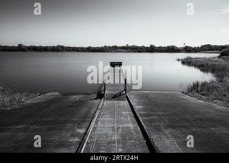 Dock am See in Black & White Stockfoto