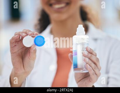 Optometrie, Kontaktlinse und Lösung in Händen, Behälter und Gesundheitswesen mit Augenpflege und Wellness-Nahaufnahme. Person mit Flasche, Sehkraft und Augenarzt Stockfoto