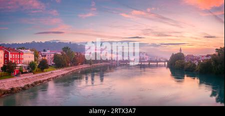 Passau Skyline, Deutschland. Panorama-Stadtbild der Passauer Skyline, Bayern, Deutschland bei nebelndem Herbstsonnenaufgang. Stockfoto