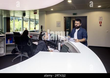Brüssel, Belgien. September 2023. AUFMERKSAMKEIT REDAKTEURE - BERICHTERSTATTUNG ANGEFORDERT BELGA VON BOSA - FOD Beleid en Ondersteuning - SPF Strategie et Appui - NUR REDAKTIONELLE VERWENDUNG - dieses Bild, das am Freitag, den 15. September 2023 verteilt wurde, zeigt den Empfangsbereich der BOSA FOD Beleid en Ondersteuning - SPF Strategie et Appui Büros in Brüssel, Mittwoch, Den 13. September 2023 BELGA PHOTO HATIM KAGHAT Credit: Belga News Agency/Alamy Live News Stockfoto