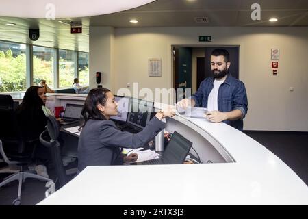 Brüssel, Belgien. September 2023. AUFMERKSAMKEIT REDAKTEURE - BERICHTERSTATTUNG ANGEFORDERT BELGA VON BOSA - FOD Beleid en Ondersteuning - SPF Strategie et Appui - NUR REDAKTIONELLE VERWENDUNG - dieses Bild, das am Freitag, den 15. September 2023 verteilt wurde, zeigt den Empfangsbereich der BOSA FOD Beleid en Ondersteuning - SPF Strategie et Appui Büros in Brüssel, Mittwoch, Den 13. September 2023 BELGA PHOTO HATIM KAGHAT Credit: Belga News Agency/Alamy Live News Stockfoto