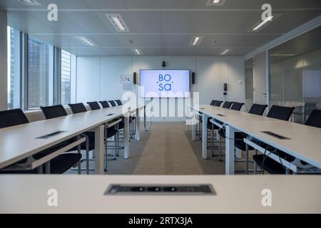 Brüssel, Belgien. September 2023. AUFMERKSAMKEIT REDAKTEURE - BERICHTERSTATTUNG ANGEFORDERT BELGA VON BOSA - FOD Beleid en Ondersteuning - SPF Strategie et Appui - NUR REDAKTIONELLE VERWENDUNG - dieses Bild, das am Freitag, den 15. September 2023 verteilt wurde, zeigt einen Tagungsraum in den BOSA FOD Beleid en Ondersteuning - SPF Strategie et Appui Büros in Brüssel, Mittwoch, Den 13. September 2023 BELGA PHOTO HATIM KAGHAT Credit: Belga News Agency/Alamy Live News Stockfoto