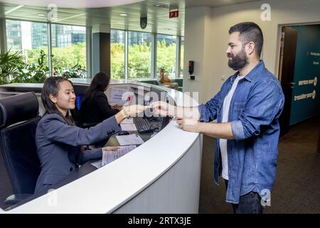 Brüssel, Belgien. September 2023. AUFMERKSAMKEIT REDAKTEURE - BERICHTERSTATTUNG ANGEFORDERT BELGA VON BOSA - FOD Beleid en Ondersteuning - SPF Strategie et Appui - NUR REDAKTIONELLE VERWENDUNG - dieses Bild, das am Freitag, den 15. September 2023 verteilt wurde, zeigt den Empfangsbereich der BOSA FOD Beleid en Ondersteuning - SPF Strategie et Appui Büros in Brüssel, Mittwoch, Den 13. September 2023 BELGA PHOTO HATIM KAGHAT Credit: Belga News Agency/Alamy Live News Stockfoto