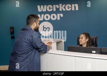 Brüssel, Belgien. September 2023. AUFMERKSAMKEIT REDAKTEURE - BERICHTERSTATTUNG ANGEFORDERT BELGA VON BOSA - FOD Beleid en Ondersteuning - SPF Strategie et Appui - NUR REDAKTIONELLE VERWENDUNG - dieses Bild, das am Freitag, den 15. September 2023 verteilt wurde, zeigt den Empfangsbereich der BOSA FOD Beleid en Ondersteuning - SPF Strategie et Appui Büros in Brüssel, Mittwoch, Den 13. September 2023 BELGA PHOTO HATIM KAGHAT Credit: Belga News Agency/Alamy Live News Stockfoto