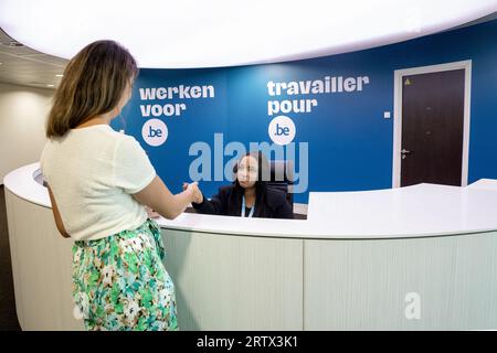 Brüssel, Belgien. September 2023. AUFMERKSAMKEIT REDAKTEURE - BERICHTERSTATTUNG ANGEFORDERT BELGA VON BOSA - FOD Beleid en Ondersteuning - SPF Strategie et Appui - NUR REDAKTIONELLE VERWENDUNG - dieses Bild, das am Freitag, den 15. September 2023 verteilt wurde, zeigt den Empfangsbereich der BOSA FOD Beleid en Ondersteuning - SPF Strategie et Appui Büros in Brüssel, Mittwoch, Den 13. September 2023 BELGA PHOTO HATIM KAGHAT Credit: Belga News Agency/Alamy Live News Stockfoto