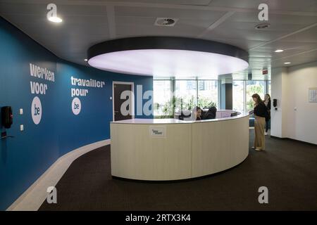 Brüssel, Belgien. September 2023. AUFMERKSAMKEIT REDAKTEURE - BERICHTERSTATTUNG ANGEFORDERT BELGA VON BOSA - FOD Beleid en Ondersteuning - SPF Strategie et Appui - NUR REDAKTIONELLE VERWENDUNG - dieses Bild, das am Freitag, den 15. September 2023 verteilt wurde, zeigt den Empfangsbereich der BOSA FOD Beleid en Ondersteuning - SPF Strategie et Appui Büros in Brüssel, Mittwoch, Den 13. September 2023 BELGA PHOTO HATIM KAGHAT Credit: Belga News Agency/Alamy Live News Stockfoto