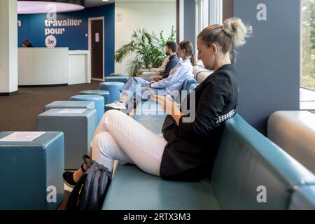 Brüssel, Belgien. September 2023. AUFMERKSAMKEIT REDAKTEURE - BERICHTERSTATTUNG ANGEFORDERT BELGA VON BOSA - FOD Beleid en Ondersteuning - SPF Strategie et Appui - NUR REDAKTIONELLE VERWENDUNG - dieses Bild, das am Freitag, den 15. September 2023 verteilt wurde, zeigt den Empfangsbereich der BOSA FOD Beleid en Ondersteuning - SPF Strategie et Appui Büros in Brüssel, Mittwoch, Den 13. September 2023 BELGA PHOTO HATIM KAGHAT Credit: Belga News Agency/Alamy Live News Stockfoto