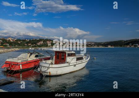 Wassertaxi Angelboot Entspannen auf dem Wasser in Kroatien Stockfoto