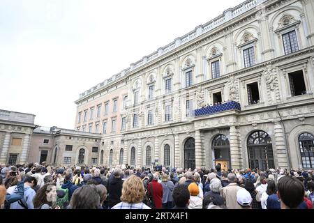 Die königliche Familie auf dem Balkon während des Wachwechsels im äußeren Hof des königlichen Palastes in Stockholm, Schweden, am 15. September 2023, im Zusammenhang mit dem 50. Jahrestag des Thronantritts von HM dem König. Foto: Jessica Gow / TT / Code 10070 Stockfoto