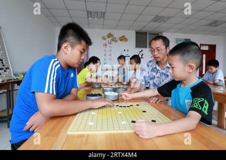 Luannan County, China - 24. Juli 2019: Die Schüler lernen weiqi, Luannan County, Provinz Hebei, China Stockfoto