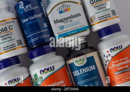Vitamine, Mineralien und Mikronährstoffe aus iHerb. Viele verschiedene Gläser. Biologisch aktive Lebensmittelzusatzstoffe. Nahrungsergänzungsmittel online kaufen. Arzneimittel für die Gesundheit. Kiew, Ukraine – 13. Juli 2023. Stockfoto