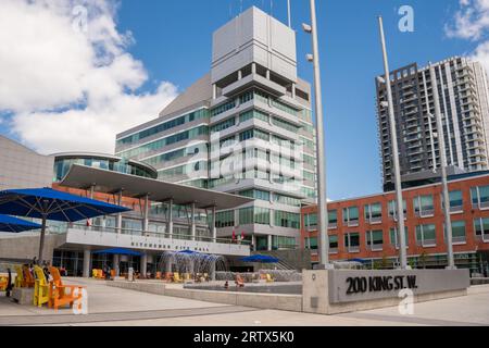 Kitchener, ON, Kanada, 27. August 2023: Rathaus in der Innenstadt mit öffentlichem Brunnen. Stockfoto