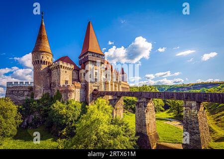 Corvin Castle oder Hunyad an einem wunderschönen Sommertag. Foto aufgenommen am 8. Juli 2023 in Hunedoara, Transsilvanien, Rumänien. Stockfoto