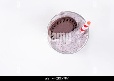 Plätzchen und Creme Milchshake oder Smoothie Schokolade oreo Plätzchen mit Vanillecreme Stockfoto
