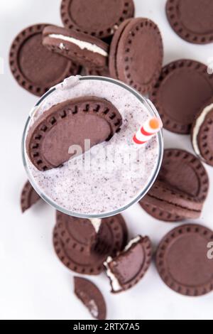 Plätzchen und Creme Milchshake oder Smoothie Schokolade oreo Plätzchen mit Vanillecreme Stockfoto