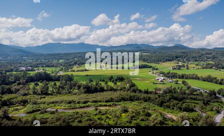 Blick aus der Vogelperspektive auf Stowe und Mount Mansfield, die Green Mountains, Vermont, Vereinigte Staaten Stockfoto