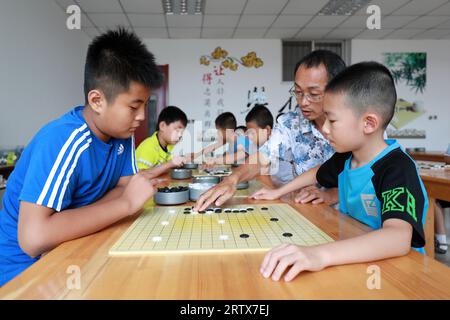 Luannan County, China - 24. Juli 2019: Die Schüler lernen weiqi, Luannan County, Provinz Hebei, China Stockfoto