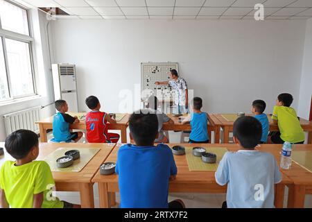 Luannan County, China - 24. Juli 2019: Die Schüler lernen weiqi, Luannan County, Provinz Hebei, China Stockfoto