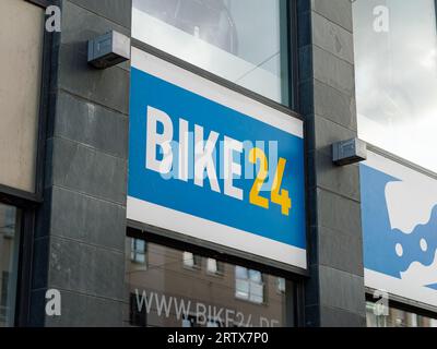 Bike24-Logo auf der Vorderseite des Stores. Gebäude von außen des Fahrradgeschäfts mit einem riesigen E-Commerce-Geschäft. Der Händler verkauft Zyklen und Teile. Stockfoto