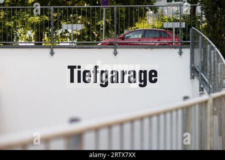 Schild Tiefgarage (Tiefgarage) an einer Fassade. Eingang zum Parkplatzgebäude. Nahaufnahme der Außenseite. Stockfoto