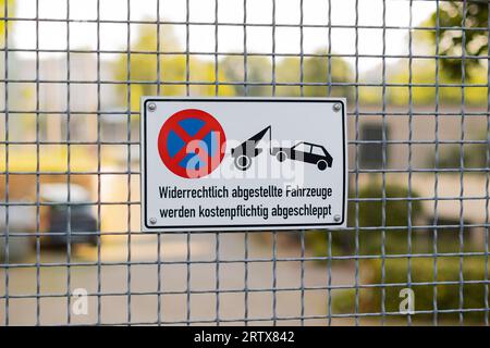 Schild auf dem Hoteleingang, dass Parken verboten ist und Autos abgeschleppt werden. Deutsches Verkehrsschild, das den Aufenthalt in der Auffahrt verbietet. Stockfoto