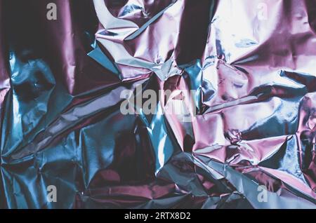 Silberner Folienhintergrund mit glänzend zerknitterte Oberfläche für Textur Hintergrund Stockfoto