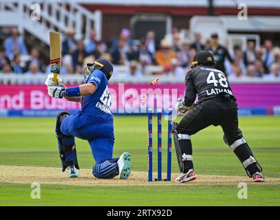 Lords Cricket Ground, London, Großbritannien. September 2023. Joe Root of England wird von Ravindra für 29 mit dem Ergebnis auf 107 für 2 im 21. Over Credit: Action Plus Sports/Alamy Live News geschlagen Stockfoto