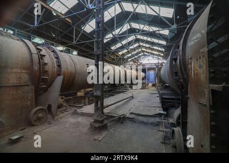 Der stillgelegte und verlassene Zementrohrofen befindet sich in einer Fabrik in Nordchina Stockfoto