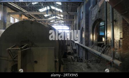 Der stillgelegte und verlassene Zementrohrofen befindet sich in einer Fabrik in Nordchina Stockfoto