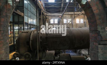 Der stillgelegte und verlassene Zementrohrofen befindet sich in einer Fabrik in Nordchina Stockfoto