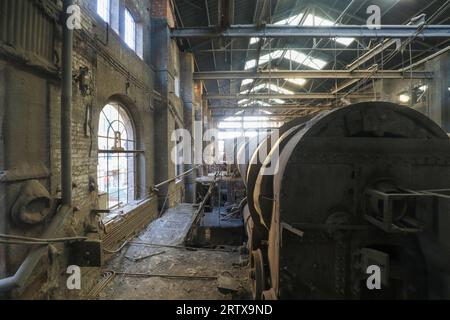 Der stillgelegte und verlassene Zementrohrofen befindet sich in einer Fabrik in Nordchina Stockfoto