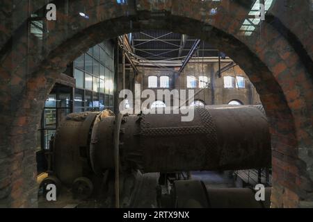 Der stillgelegte und verlassene Zementrohrofen befindet sich in einer Fabrik in Nordchina Stockfoto