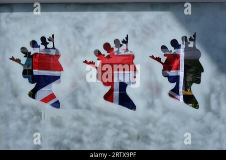 QUEENS KOPF IM SCHAUFENSTER MIT DER BRITISCHEN FLAGGE AUSGESCHNITTEN Stockfoto