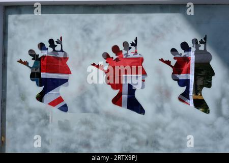 QUEENS KOPF IM SCHAUFENSTER MIT DER BRITISCHEN FLAGGE AUSGESCHNITTEN Stockfoto