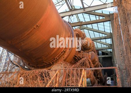 Der stillgelegte und verlassene Zementrohrofen befindet sich in einer Fabrik in Nordchina Stockfoto