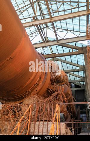 Der stillgelegte und verlassene Zementrohrofen befindet sich in einer Fabrik in Nordchina Stockfoto