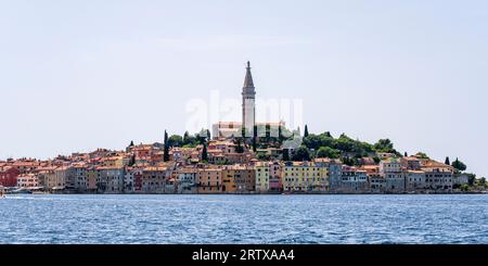 Panoramablick auf die Kirche von Saint Euphemia und die Uferpromenade des beliebten Touristenresorts und Fischerhafens von Rovinj auf der istrischen Halbinsel von Kroatien Stockfoto