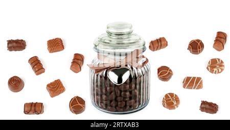 Schokoladenbonbons und Schokoladendragee in einem Glas isoliert auf weißem Hintergrund. Breites Foto. Freier Speicherplatz für Text. Collage. Stockfoto