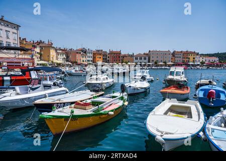 Boote legten im Hafen von Rovinj in der Altstadt von Rovinj auf der istrischen Halbinsel von Kroatien an Stockfoto