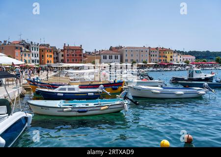 Boote legten im Hafen von Rovinj in der Altstadt von Rovinj auf der istrischen Halbinsel von Kroatien an Stockfoto