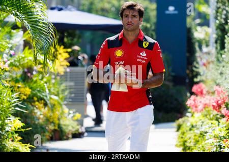 Marina Bay Street Circuit, Singapur. September 2023. 2023 Formel 1 Singapore Airlines Singapur Grand Prix; Free Practice Day; Nummer 55 Scuderia Ferrari Fahrer Carlos Sainz Jr kommt auf der Strecke an Credit: Action Plus Sports/Alamy Live News Stockfoto