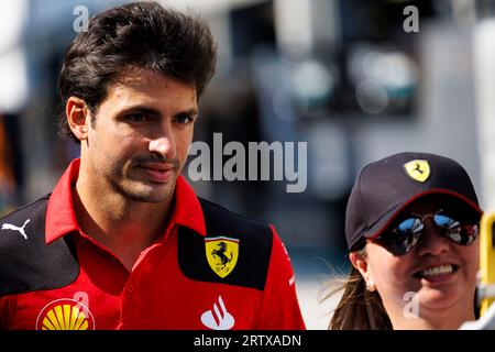 Marina Bay Street Circuit, Singapur. September 2023. 2023 Formel 1 Singapore Airlines Singapur Grand Prix; Free Practice Day; Nummer 55 Scuderia Ferrari Fahrer Carlos Sainz Jr kommt auf der Strecke an Credit: Action Plus Sports/Alamy Live News Stockfoto